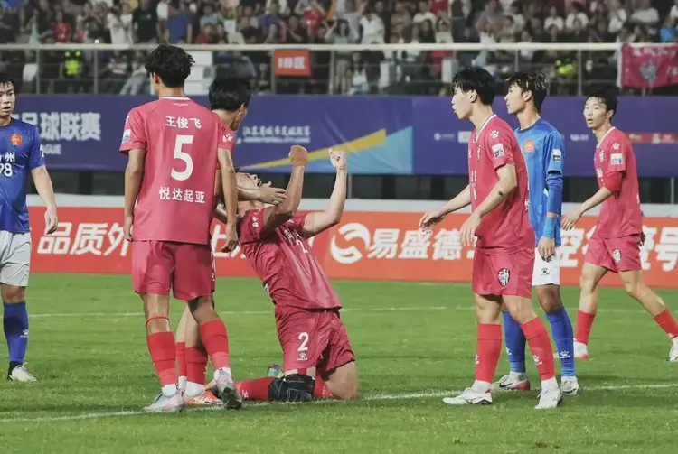 雷速足球直播平台-包含队员在比赛中奋力拼搏，为球队赢得胜利。的词条