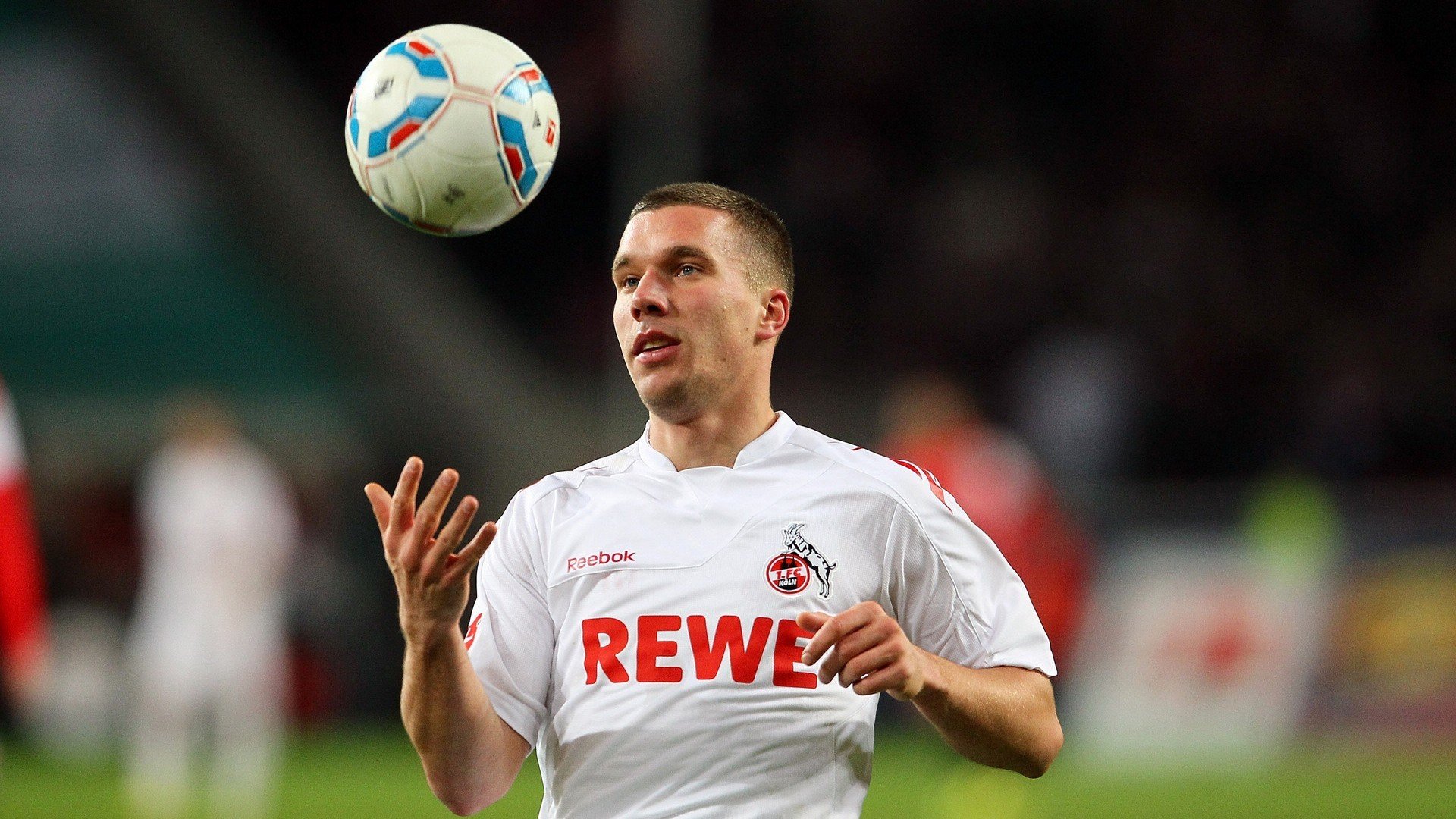 本泽马火力全开铸就进攻神话，皇家社会高效压制演绎战术教科书